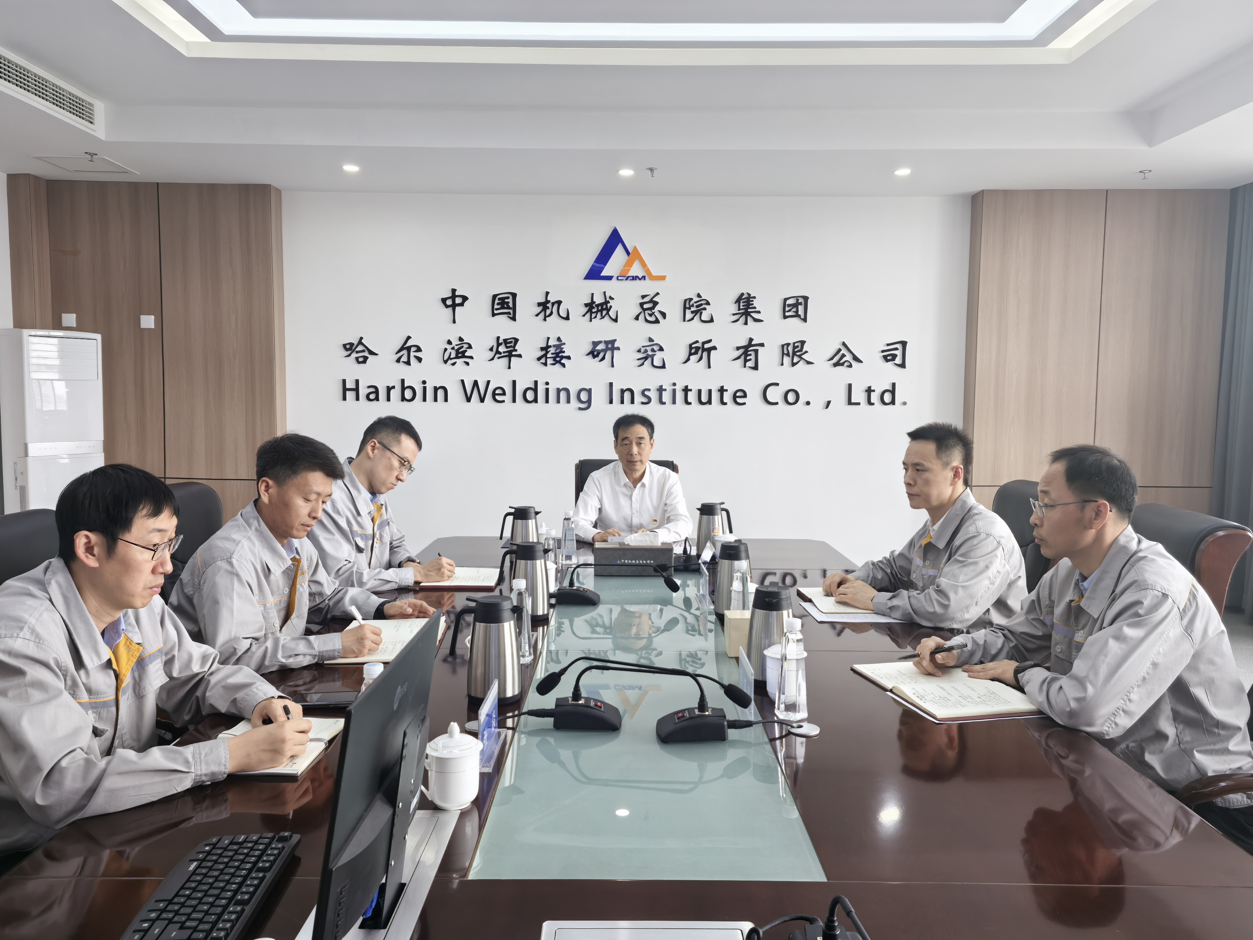 集團領(lǐng)導(dǎo)赴哈焊所講授專題黨課